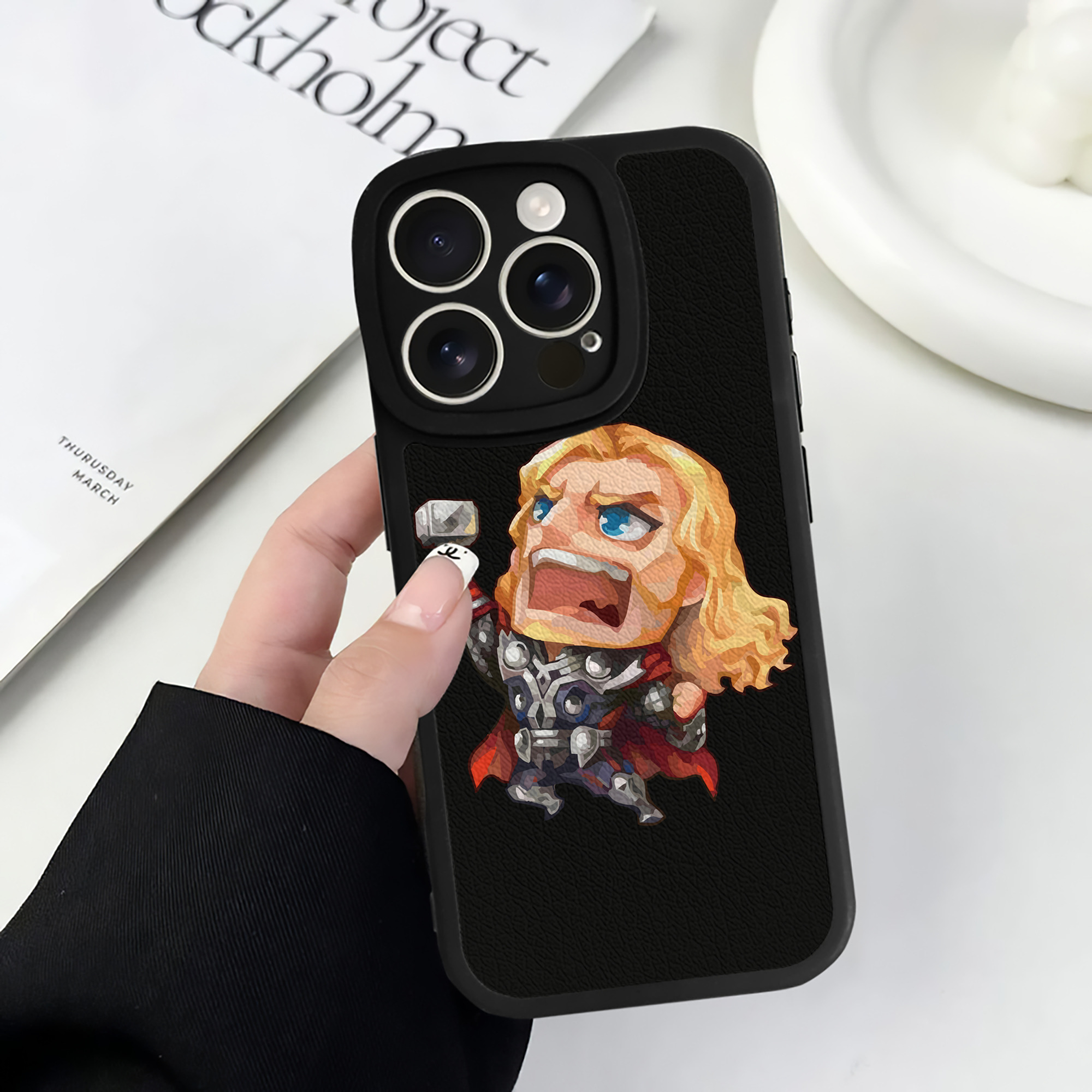 （画像用） アベンジャーズ The Avengers 【iPhone 16シリーズ対応】シリコンスマホケース（レザー調） 材質：シリコン